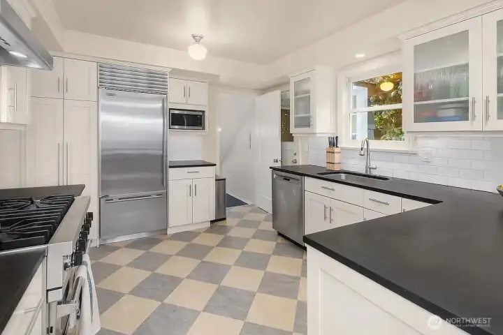 Enjoy the updated kitchen with gas cooktop and premium appliances.