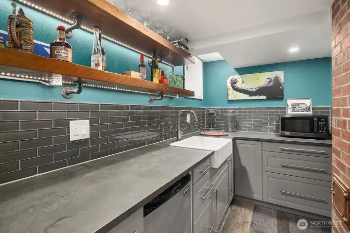 Could be used as a 2nd kitchen for your guests.