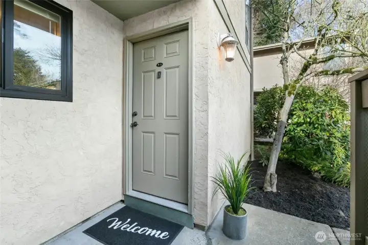 End unit with only 2 units in this building sharing only 1 common wall.