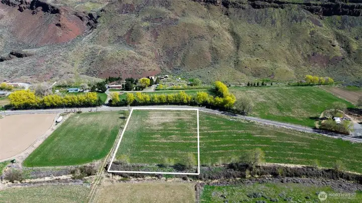 approximate boundary lines- backs up to Douglas Creek