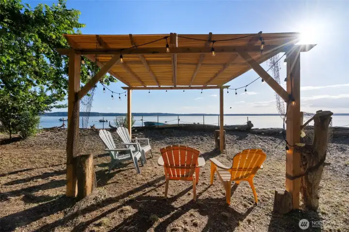 Another option for a shadier relaxation spot is under the beach pergola.