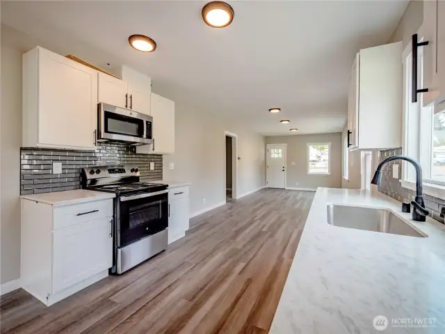 FULLY UPDATED KITCHEN WITH LUXURY VINAL PLANK FLOORING, GRANITE COUNTERS AND STAINLESS APPLIANCES