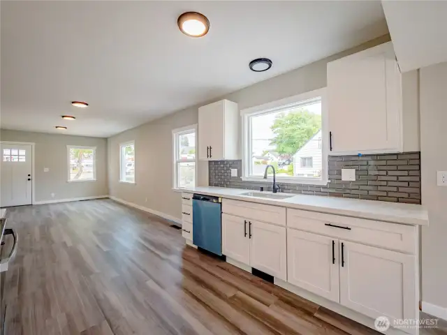 TONS OF WINDOWS...COOL BACKSPLASH