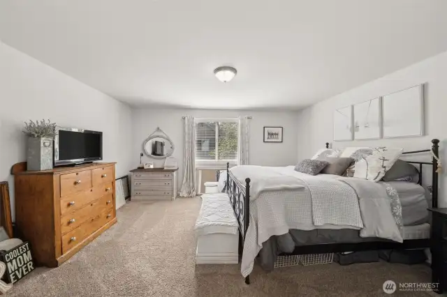 Nice large primary bedroom.