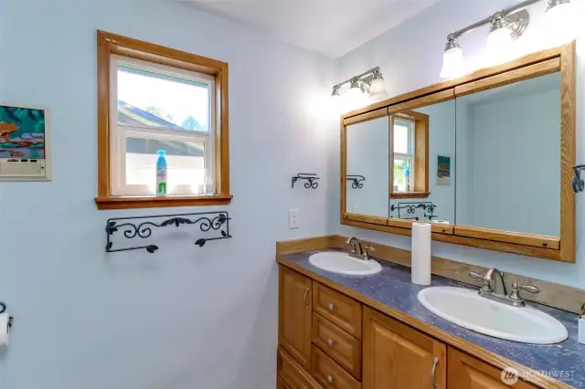 Upper level 3/4 bath