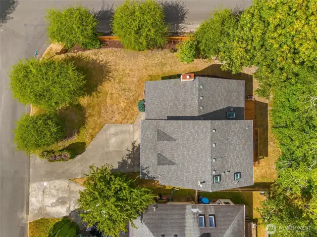 Roof and gutters replaced in 2016, roof has transferrable warranty