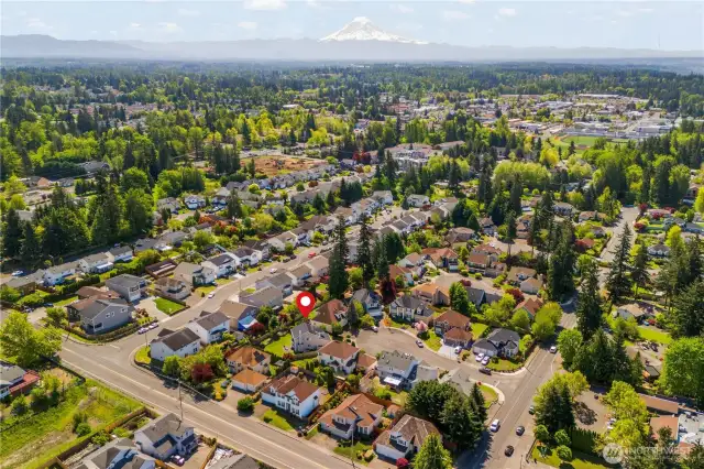 Conveniently located near transportation, shopping, and parks!