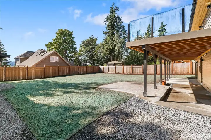 large backyard to enjoy