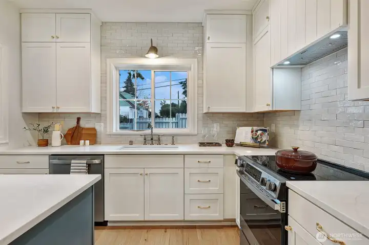 Pick up great takeout from a number of nearby spots, or whip up culinary creations in this fantastic space.