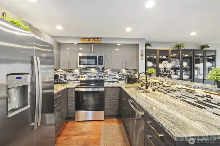 Hardwood floored kitchen with SS appliances, granite countertops.