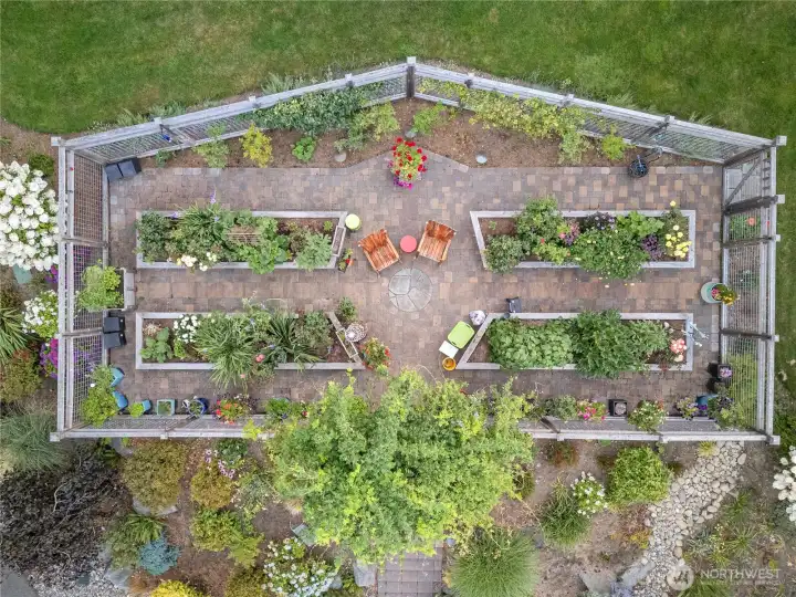 Full irrigation system throughout property including garden  Dream fenced in garden with irrigation and raised beds