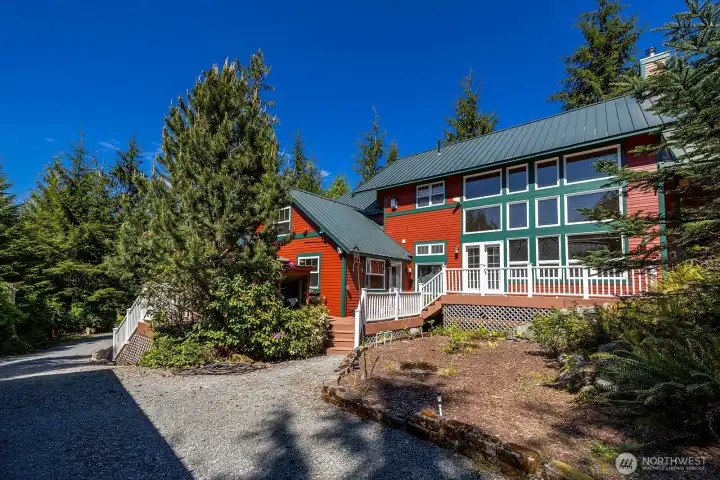 Freshly graveled driveway, plenty of garden space.