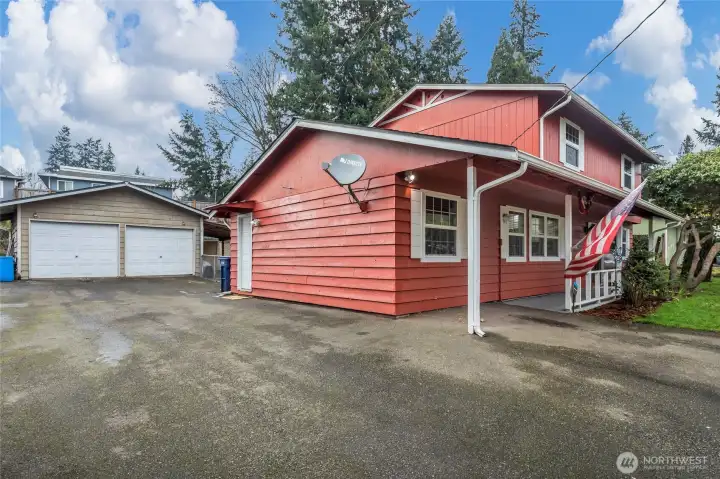 Tons of parking plus a 2 car garage
