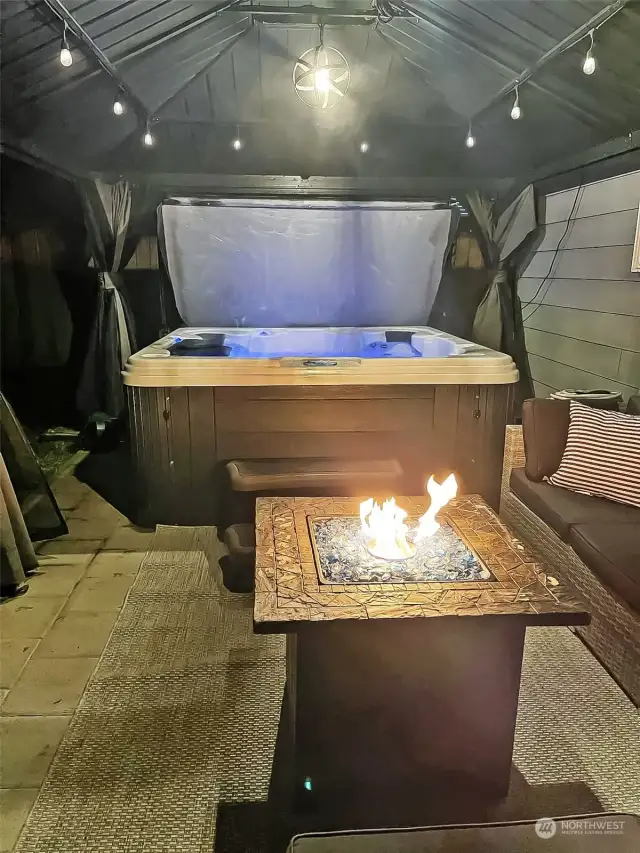 Hot tub & patio furniture convey with the property!