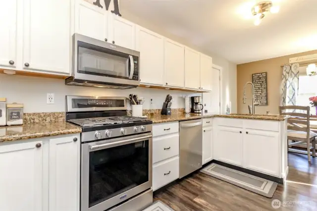 Kitchen with all Appliances to Stay