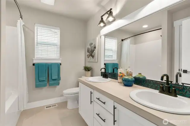 Upstairs hall full bath