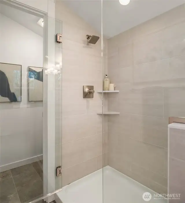 Photos are of a furnished Daisy for demonstration purposes only. Surfaces and finishes may differ.