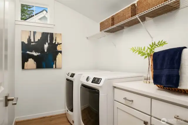 Photos are of a furnished Daisy for demonstration purposes only. Surfaces and finishes may differ.