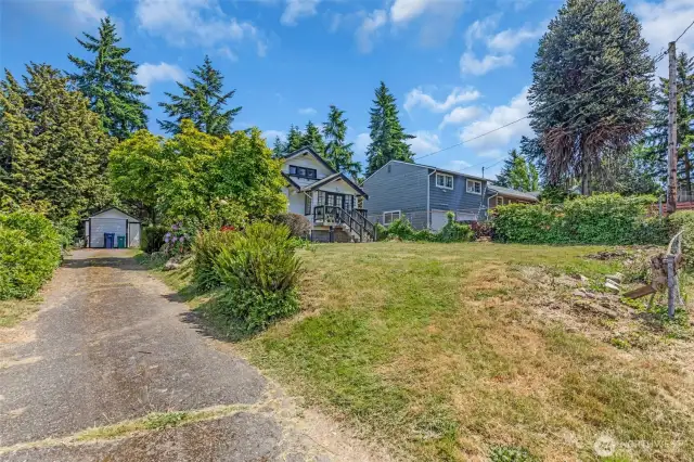 Front yard and nice long drive