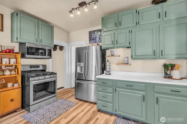 All kitchen appliances stay