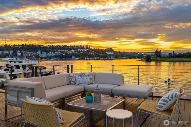Stunning front row Roanoke Reef with astounding sunset views of Lake Union, Gasworks Park, Aurora Bridge, Olympics and beyond!