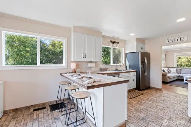 Kitchen-Breakfast Bar