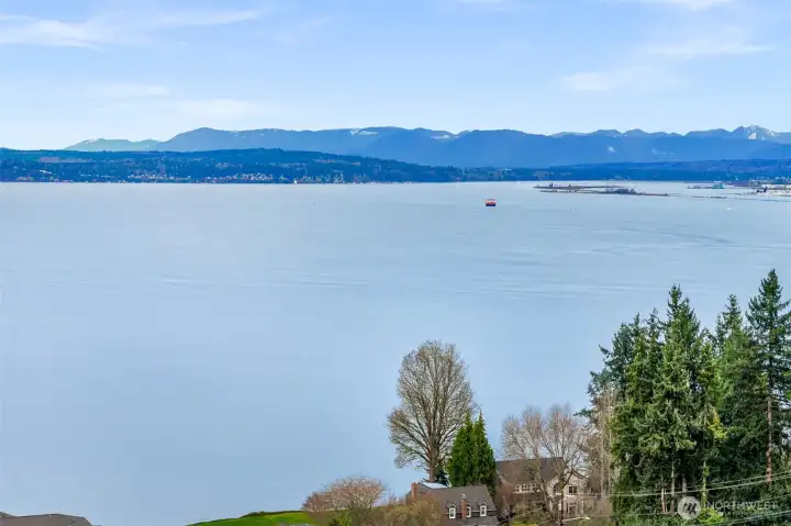 MINUTES TO POPULAR MULITEO BEACHES, RESSTAURNTS