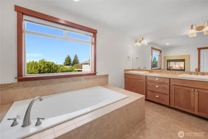 SPACIOUS 5-PIECE PRIMARY SUITE W/SOAKING TUB