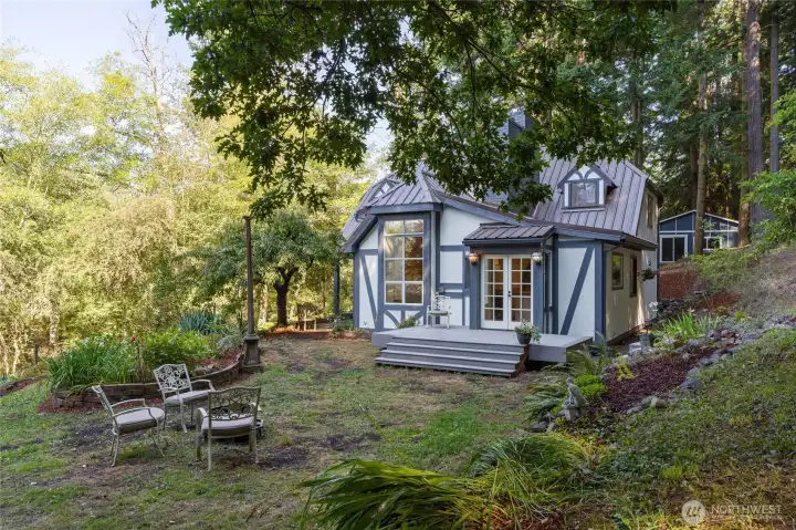 Idyllic English inspired garden