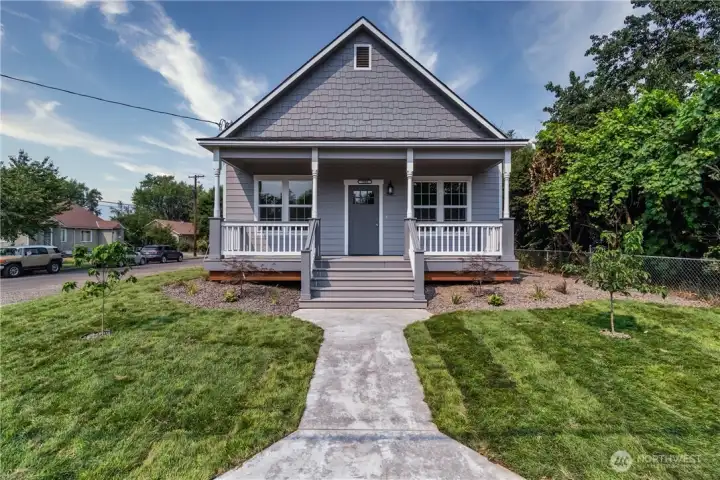 Completely restored Bungalow on a quiet street