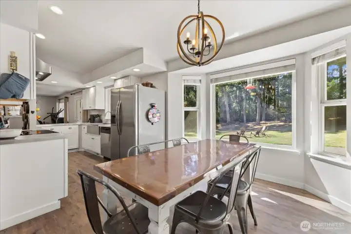 Another shot of the dining & kitchen.