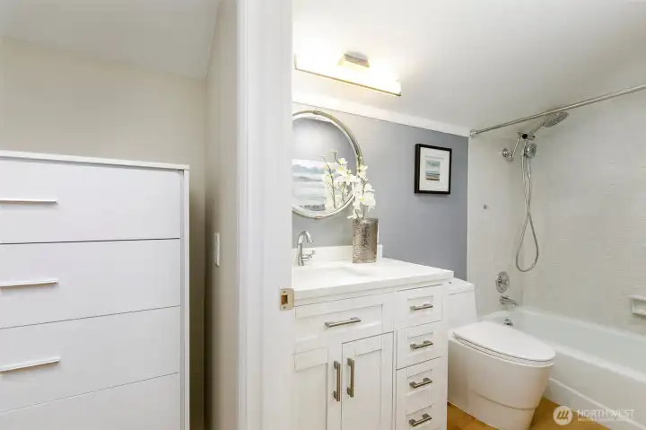 Upper Level Full Bathroom