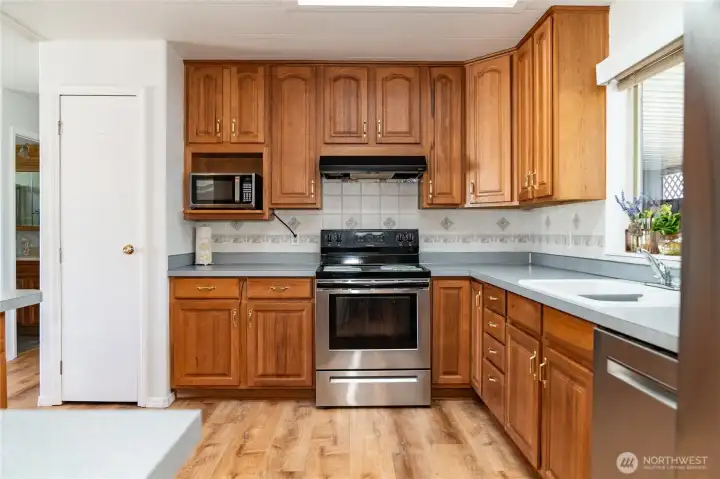 Beautiful cabinets and newer appliances!