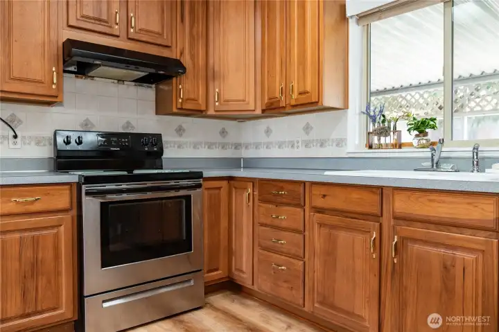 Beautiful cabinets and newer appliances!