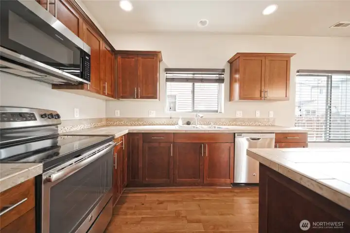 Ample counterspace to host guests! Ample counterspace to host guests!