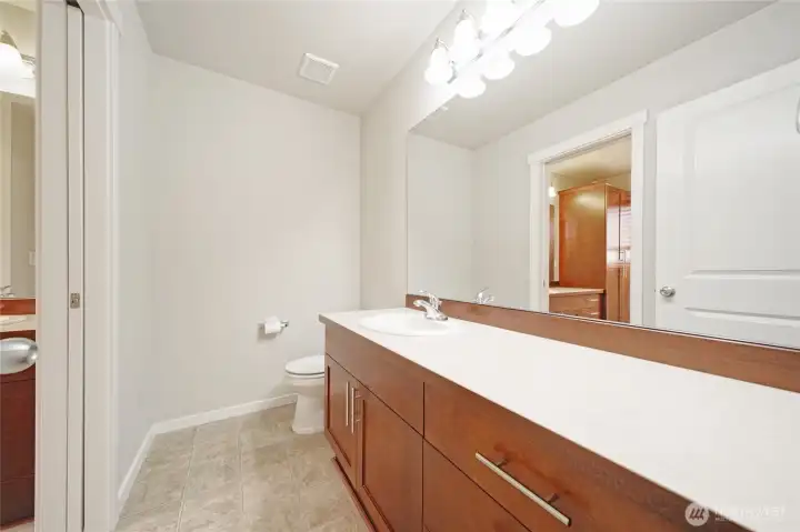 A Jack and Jill full bath servicing both upstairs bedrooms A Jack and Jill full bath servicing both upstairs bedrooms