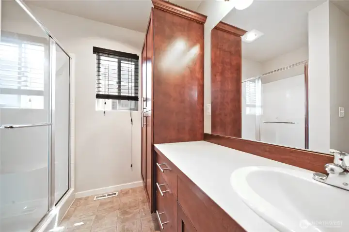 A Jack and Jill full bath servicing both upstairs bedrooms A Jack and Jill full bath servicing both upstairs bedrooms