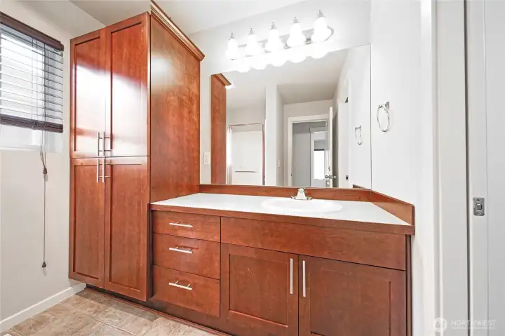 A Jack and Jill full bath servicing both upstairs bedrooms A Jack and Jill full bath servicing both upstairs bedrooms