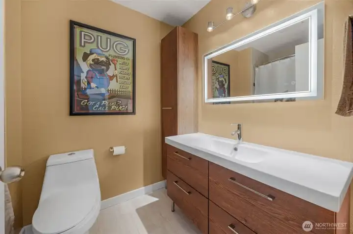 Hall bath, fully updated Hall bath, fully updated