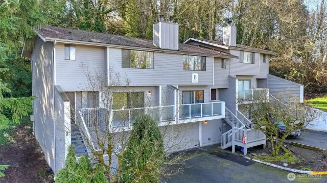 Short distance to all the amenities the city of Auburn has to offer as well as easy access to 167, HWY 18, I-5 & Auburn Station for commuting.