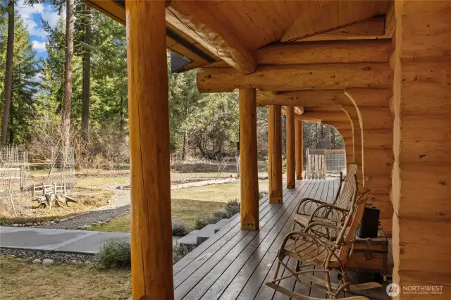This front porch... stunning! Completely covered the width of the house. Look at the beautiful log work.