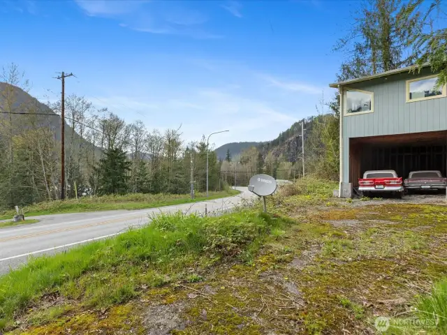 Artist loft, hwy 2, with peekaboo views of river