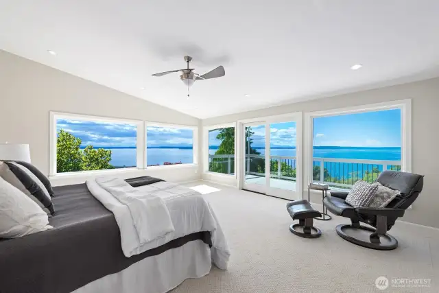 Spacious primary suite with en suite bath and very large walk-in closet.