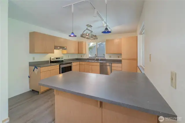 Kitchen and bkfst bar