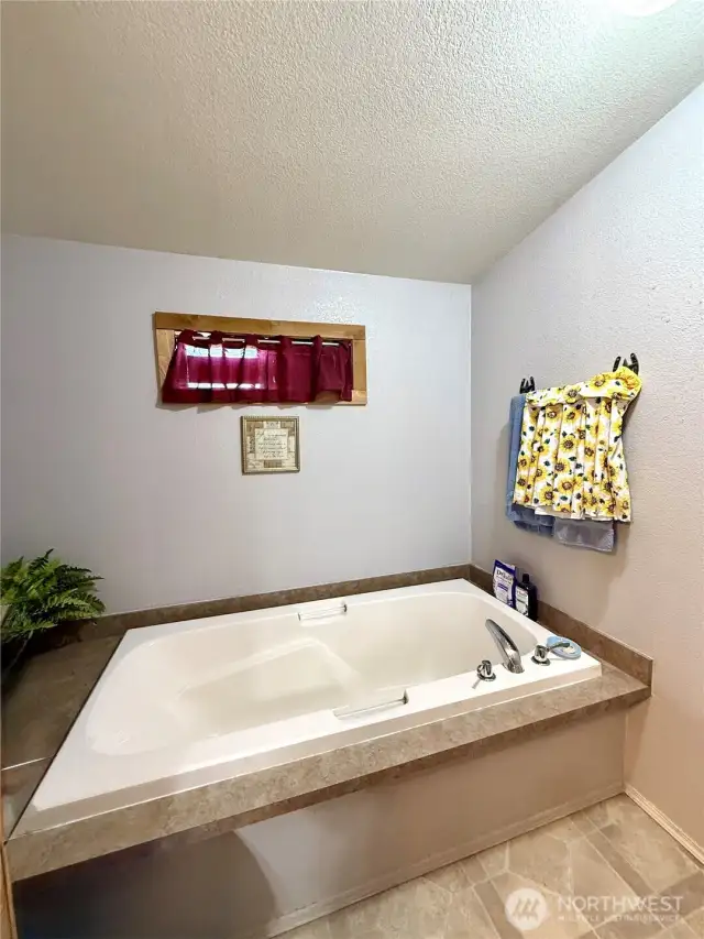 Soaking tub