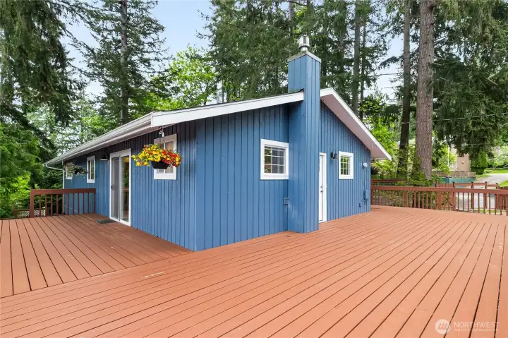 Back/side view of spacious deck