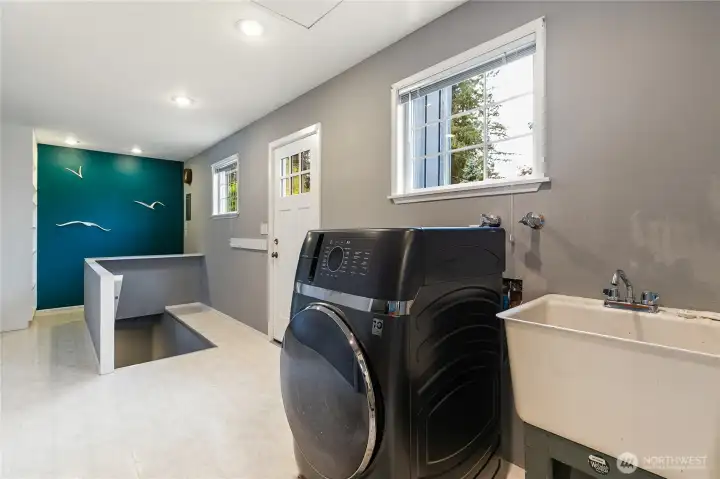 Laundry room with combination washer/dryer