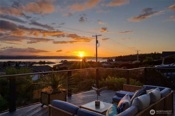 Magnificent views greet you at every turn, including gorgeous pink sunsets, submarines, and a panorama of wildlife. Magnificent views greet you at every turn, including gorgeous pink sunsets, submarines, and a panorama of wildlife.