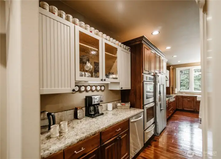 So much storage in this butler's pantry! Use it as a coffee area or buffet for parties!