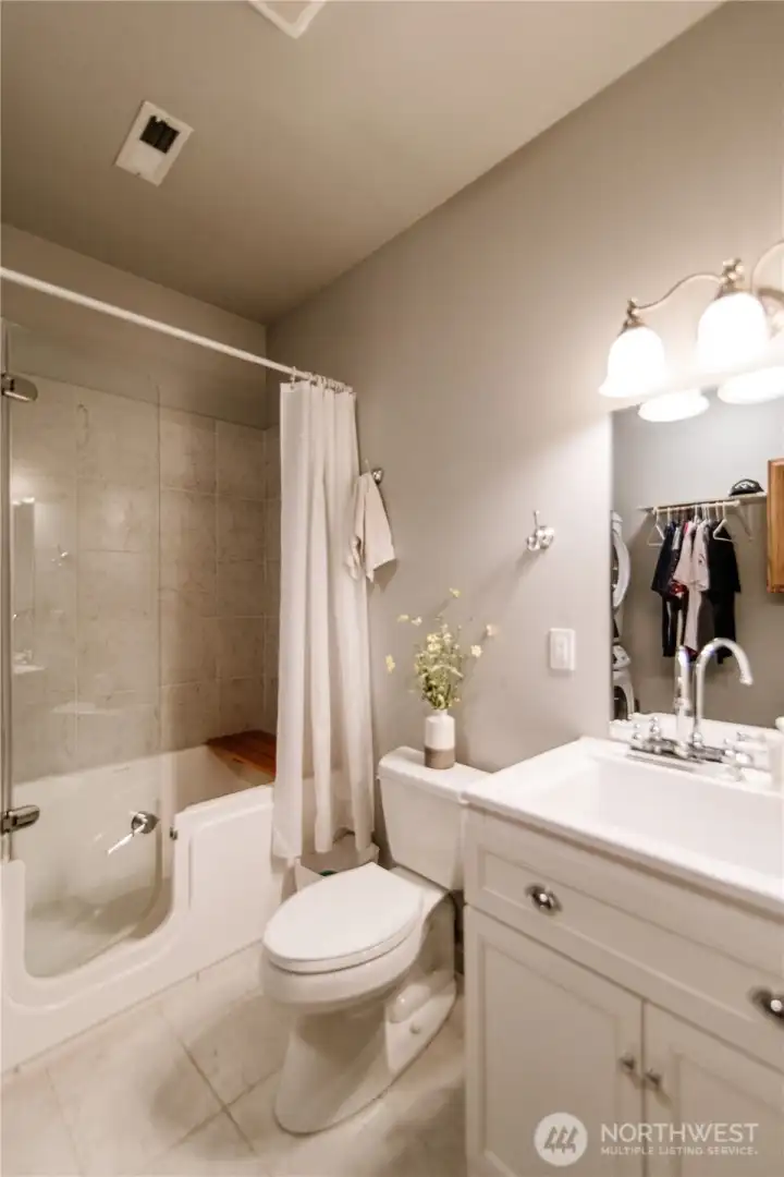 Apartment full bath/laundry room.